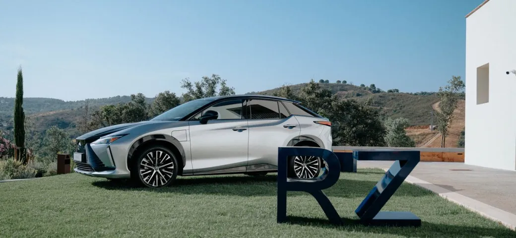 Nuova Lexus RZ 2025: tecnologia e comfort ai massimi livelli