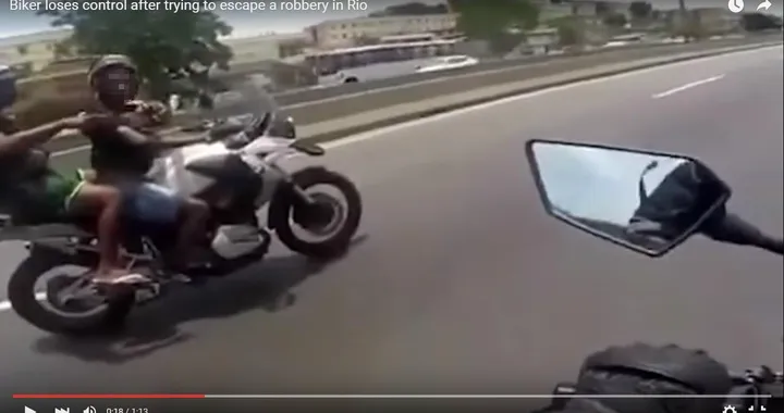Motociclista cade per sfuggire a una rapina a Rio de Janeiro [Video]