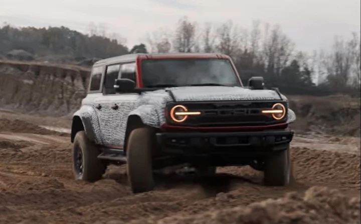 Ford Bronco Raptor: che show sulla sabbia! [Video]