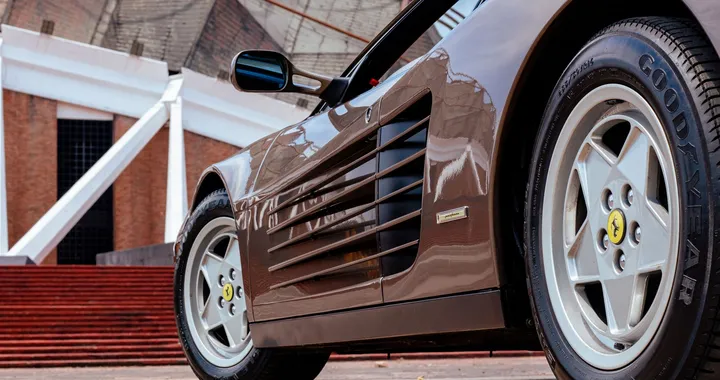 Ferrari Testarossa: all'asta un raro esemplare marrone metallizzato
