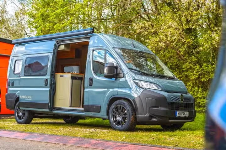 Questo camper nasconde una casa: ha persino un garage da 1.200 litri