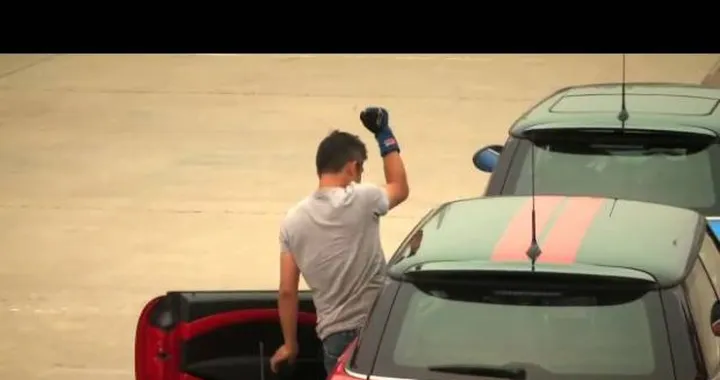 MINI: nuovo record di pacheggio in parallelo. Il margine è di soli 15 centimetri!