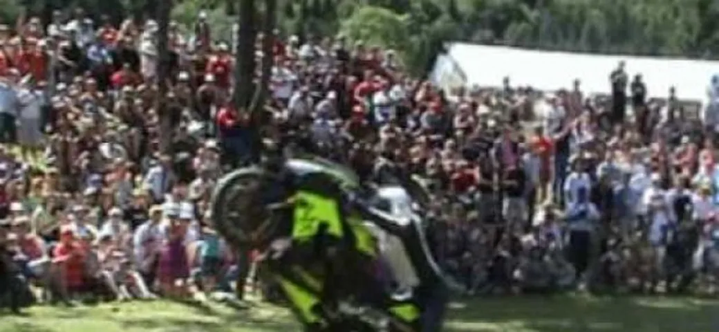 Stunt Show di Simon MTZ sull'erba