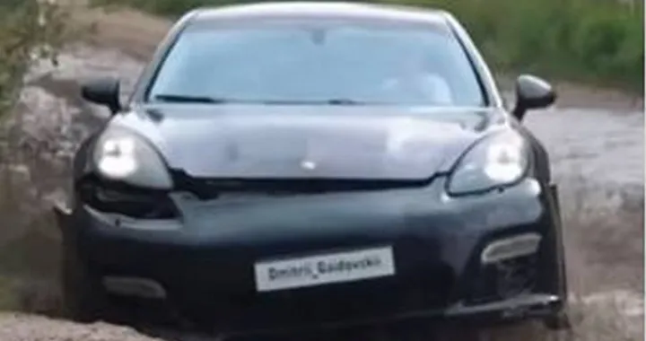 Con la Porsche Panamera fa un distruttivo show off-road | Video