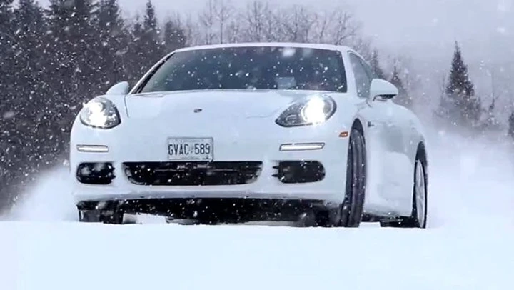 Porsche Panamera S E-Hybrid: sulla neve, in video