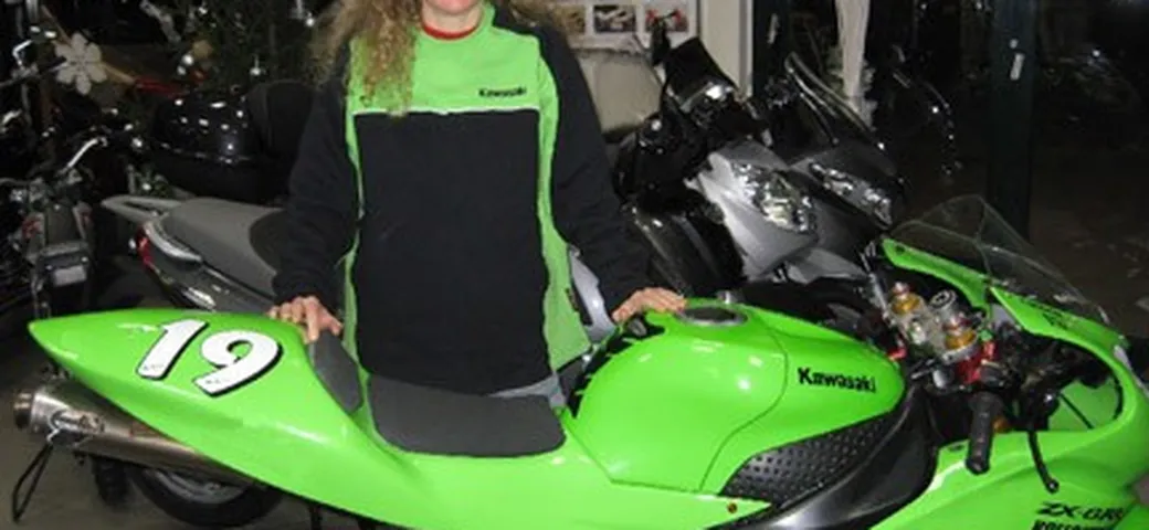 Chiara Valentini firma per la Kawasaki