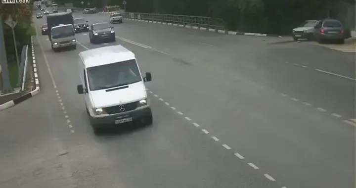 Spaventoso urto di una moto con un'auto