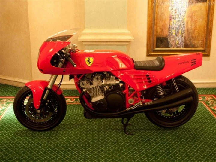Ferrari smentisce le voci di una moto 'Made in Maranello'