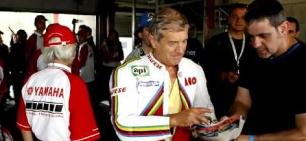 Giacomo Agostini in pista al TT di Assen con la Yamaha YZR500 OW23