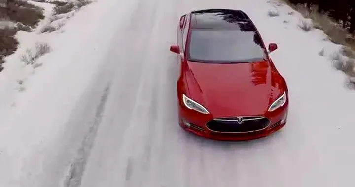Tesla Model S P85D su neve e ghiaccio