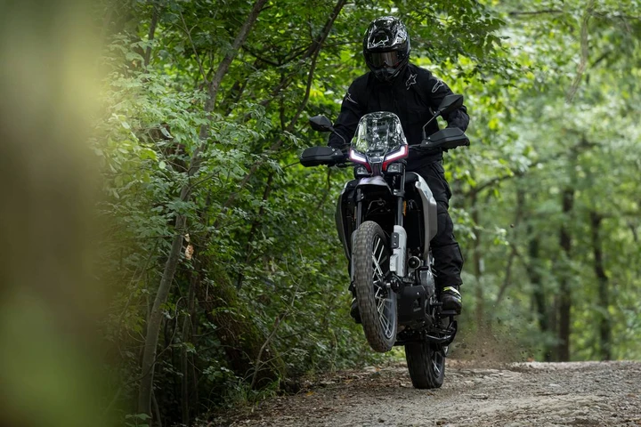 Moto Morini AlltrHike 450, crossover leggera per asfalto e sterrato