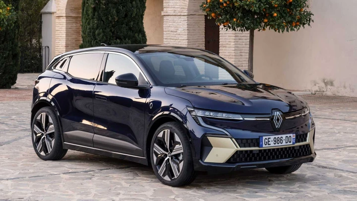 Renault Mégane E-Tech si reinventa: in arrivo il restyling per rilanciare le vendite