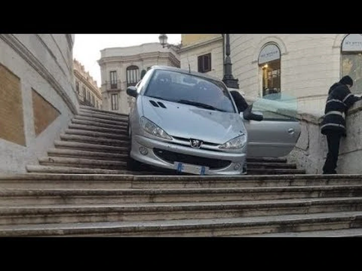 Roma: scende con l'auto da Trinità dei Monti sotto l'effetto dell'alcol