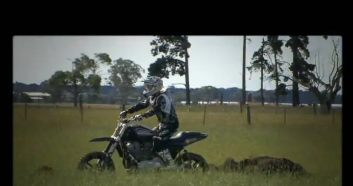 Incredibile backflip con un'Harley XR1200