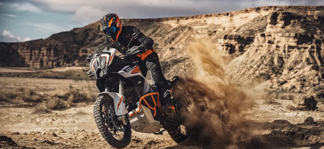KTM svela 1290 Super Adventure R 2021: caratteristiche, disponibilità e prezzi