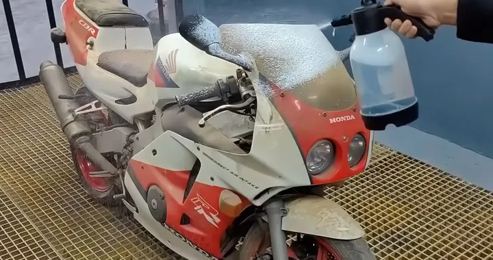 Honda CBR250RR MC22 ritrovata dopo anni: il restauro è incredibile [VIDEO]
