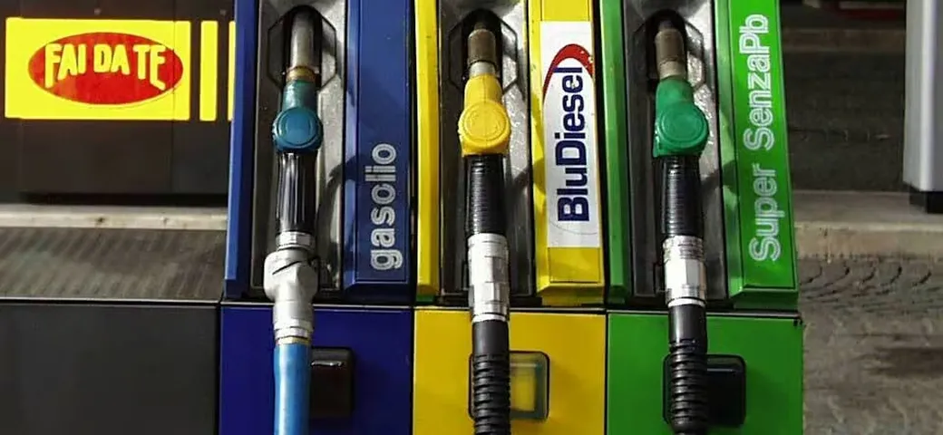 Prezzi dei carburanti ai minimi storici: benzina e gasolio sono più convenienti