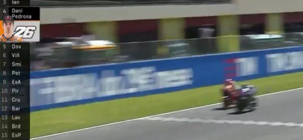 Mugello, il “popolo giallo” gelato dalla fumata bianca della Yamaha di Rossi. Lorenzo brucia Marquez in volata e vola in classifica