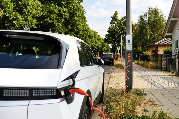 Lampioni-colonnina di ricarica: una soluzione innovativa per la mobilità elettrica?