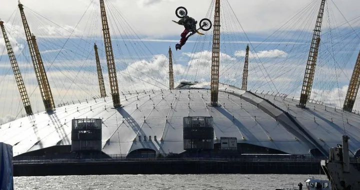 Travis Pastrana, backflip su chiatte galleggianti [Video]