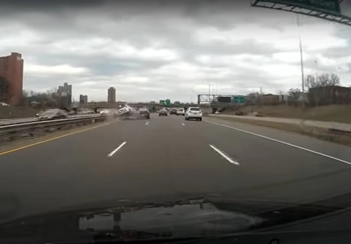 SUV impazzito sorpassa a destra e tampona un'auto in autostrada [Video]