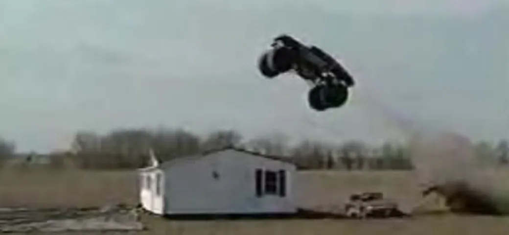 Demolire una casa con un Monster Truck