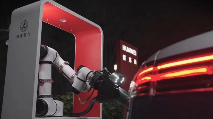 Huawei rivoluziona la ricarica delle auto elettriche con un braccio robotico: come funziona