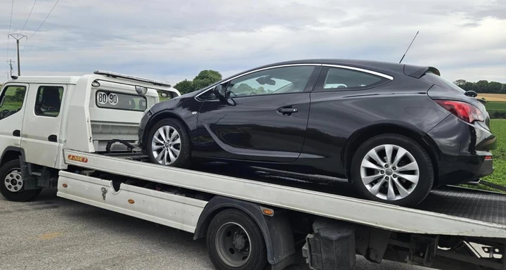 Sfrutta tutto il potenziale della Opel Astra GTC: finisce nei guai