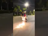 Impenna in moto, ma tocca il codino e cade rovinosamente (Video)