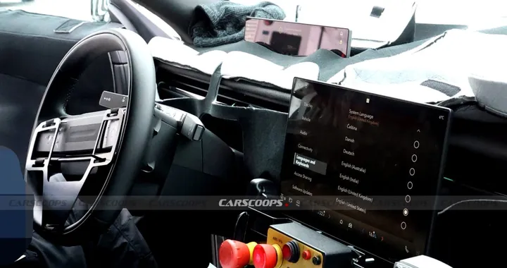 Nuovo Range Rover Velar, sguardo agli interni high-tech: fantascienza