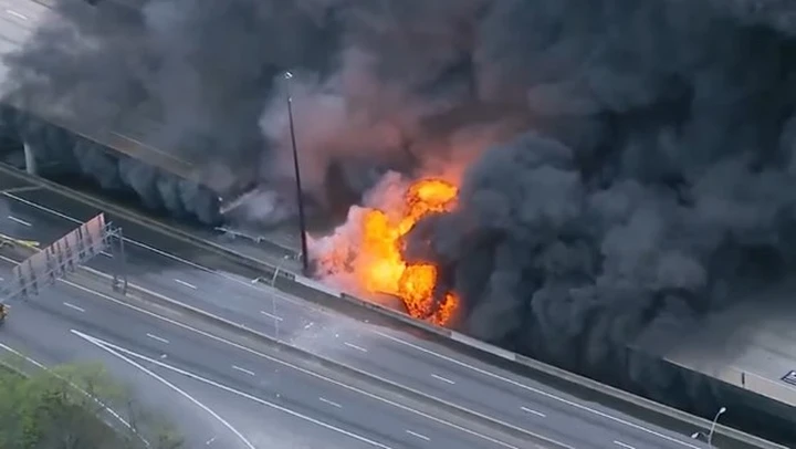 Crolla un ponte ad Atlanta a causa di un incendio [Video]