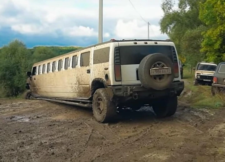 L'Hummer H2 Limousine non rinuncia al fuoristrada [Video]