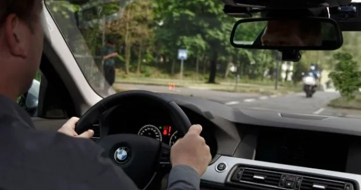 Bmw: sistema di assistenza alla svolta
