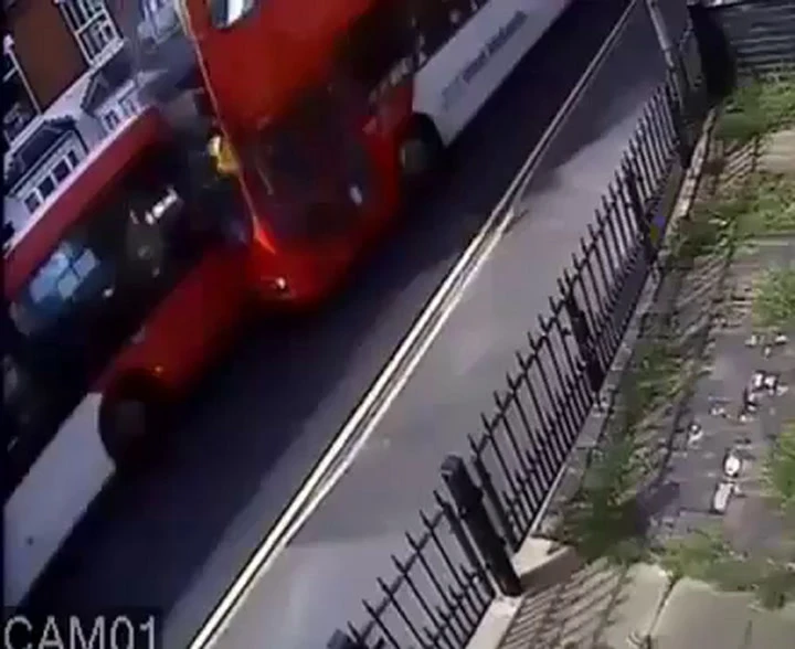 Birmingham: frontale tra due bus