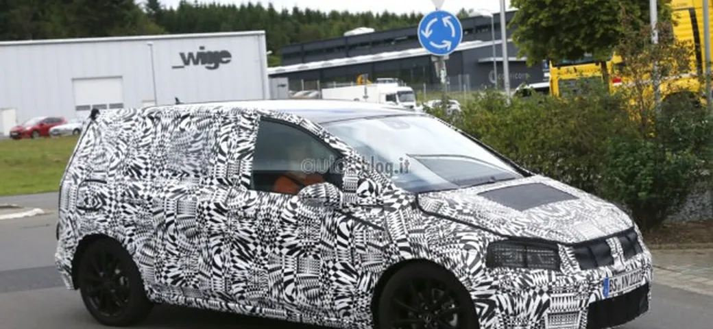Volkswagen Touran: foto spia su strada