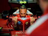 Hamilton e la Ferrari: sull'erba a fine gara per aumentare il peso