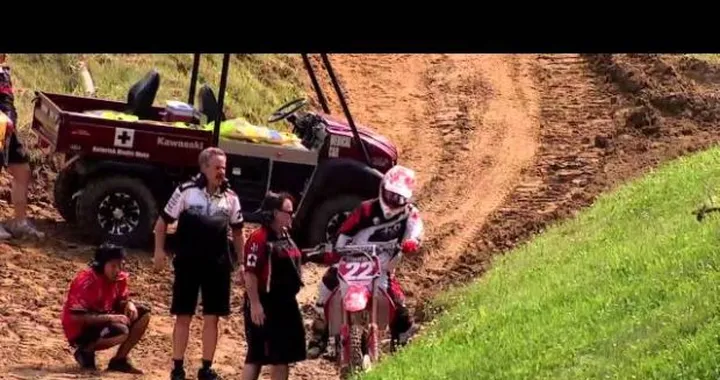 Il singolare volo di Chad Reed durante una gara di motocross /video
