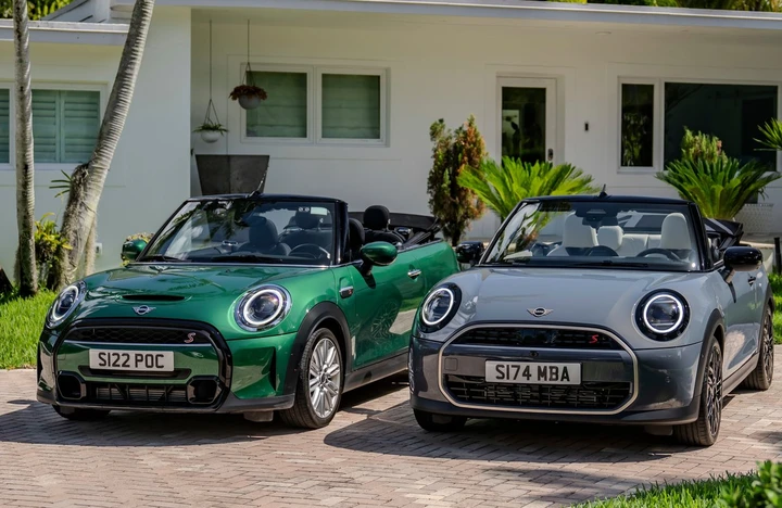 MINI Cooper Cabrio 2024: nuova capote in tessuto e motori a benzina