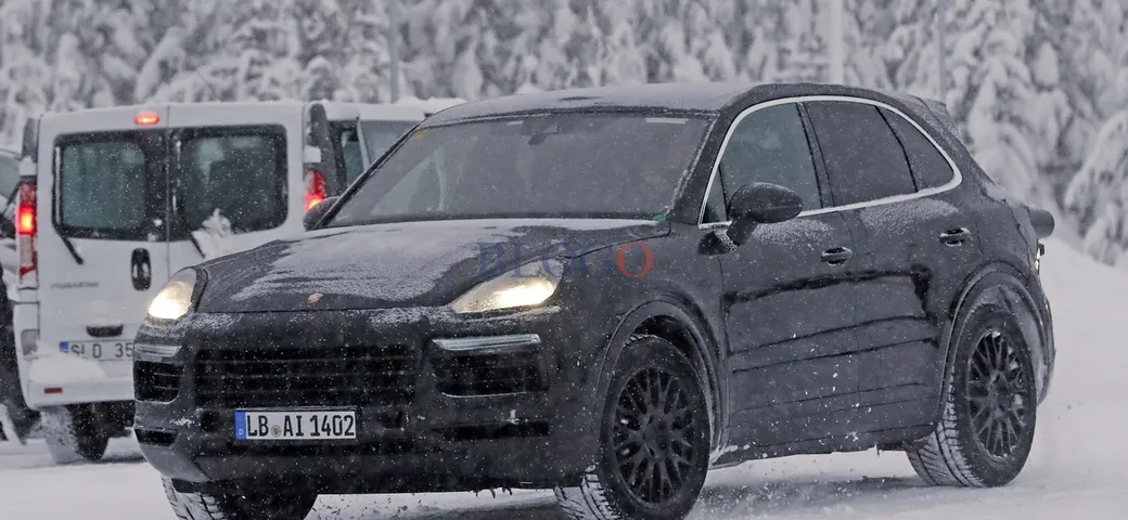 Porsche Cayenne 2017: foto spia sulla neve