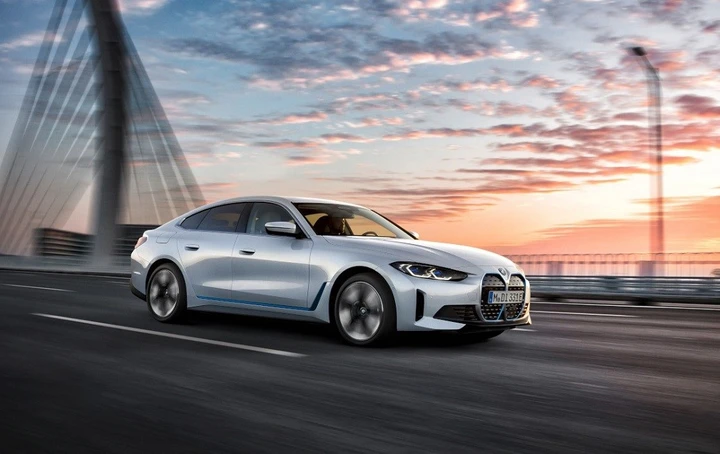 Bmw i4: uscita, interni, motori elettrici, scheda tecnica