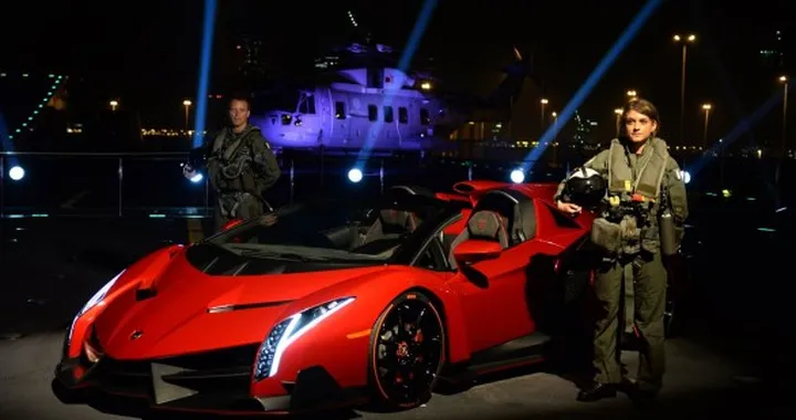 Lamborghini Veneno Roadster: premiere sulla portaerei