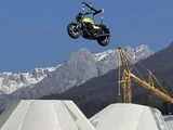 Moto Guzzi rompe le leggi della gravità: la V7 Sport prende il volo