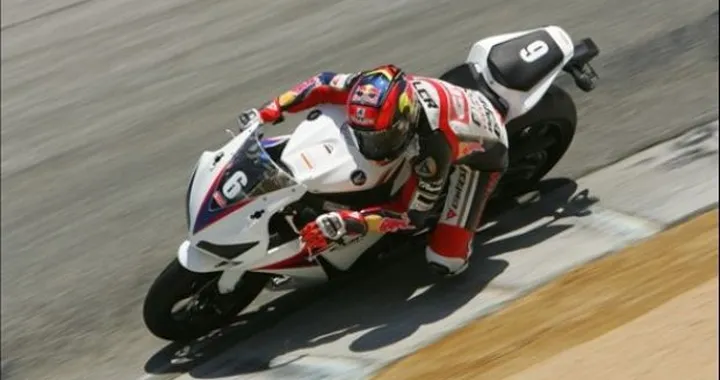 Stefan Bradl si allena sul "cavatappi" di Laguna Seca