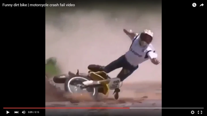 Vuole fare il campione con la moto da cross ma cade a terra [Video]