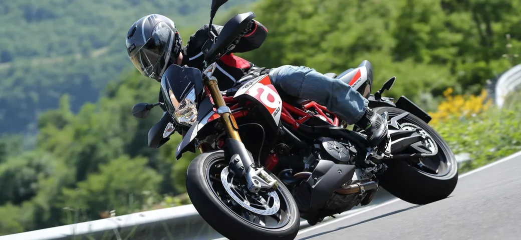 Aprilia Dorsoduro 900: test su strada