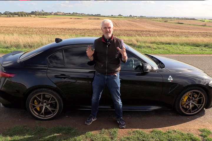 Compra un'Alfa Romeo Giulia Quadrifoglio a 25.000 euro: dopo tre mesi arriva il conto