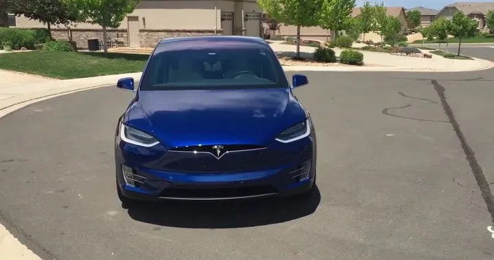 Tesla Model X: la chiusura automatica delle portiere