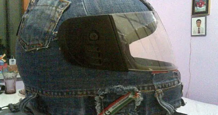 Foto del giorno: quando il casco porta i pantaloni...