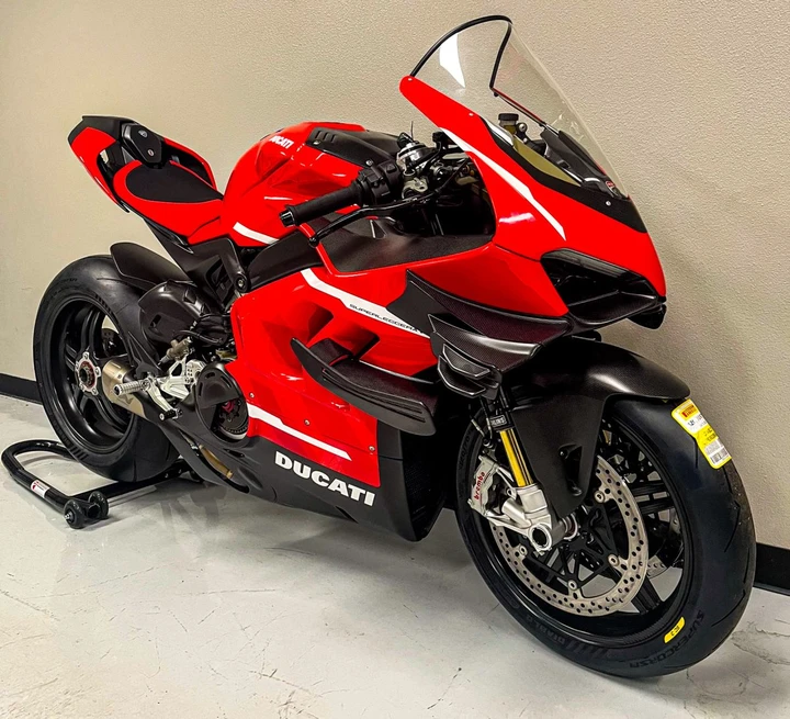 Ducati Superleggera V4 2021: un'icona di potenza e leggerezza all'asta