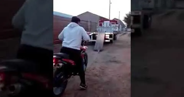 Incidente in moto: scenografica caduta dal camion [Video]